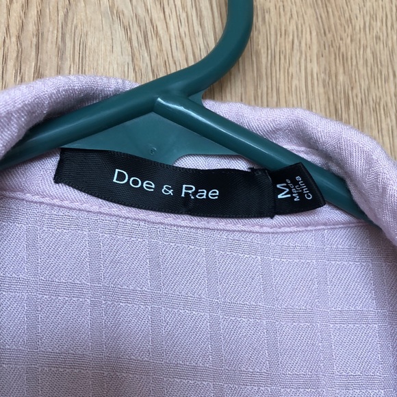 Doe and Rae loose and breezy top. - Picture 2 of 5